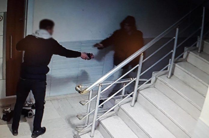 Apartmandan ayakkabı çalan hırsızlar kameraya yakalandı