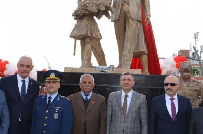 Meydan Atatürk büstüne kavuştu