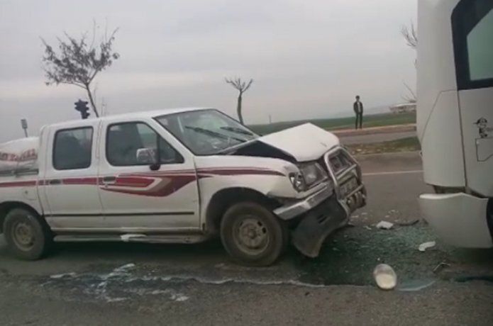 Yolcu minibüsü ile kamyonet çarpıştı: 2 yaralı