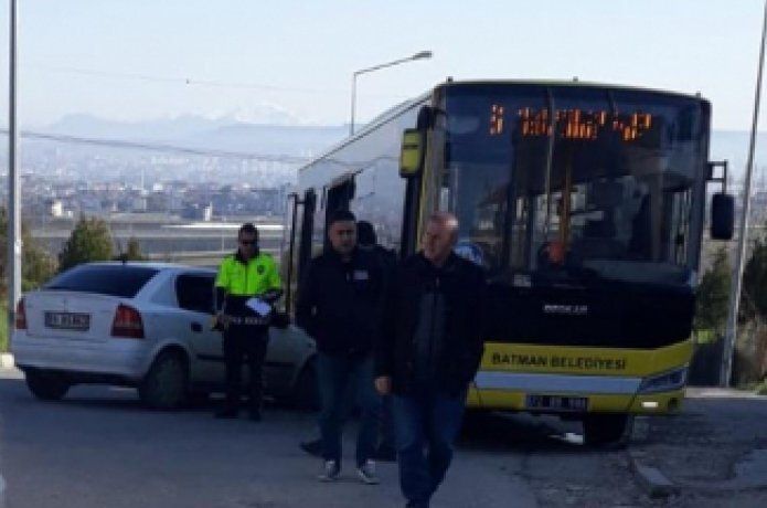 Otomobil halk otobüsünün altına girdi