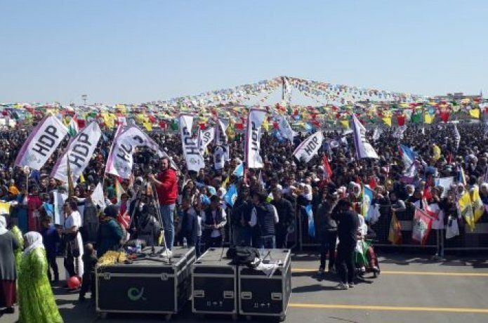 Binler Newroz’a aktı