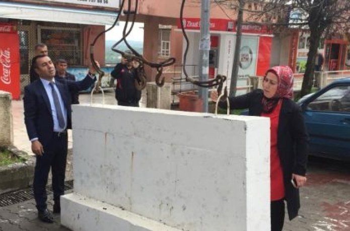İlk işleri bariyerleri kaldırmak oldu