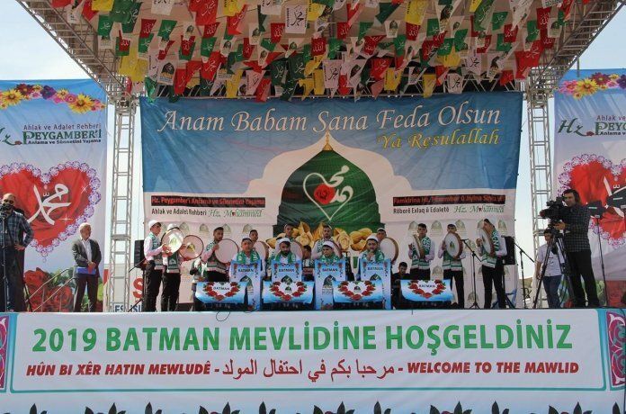 İlahileriyle etkinliğe renk katan sanatçılar duygularını paylaştı