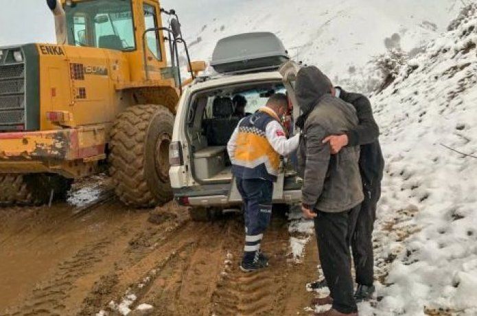 Sason'da Nisan da kar yolları kapattı