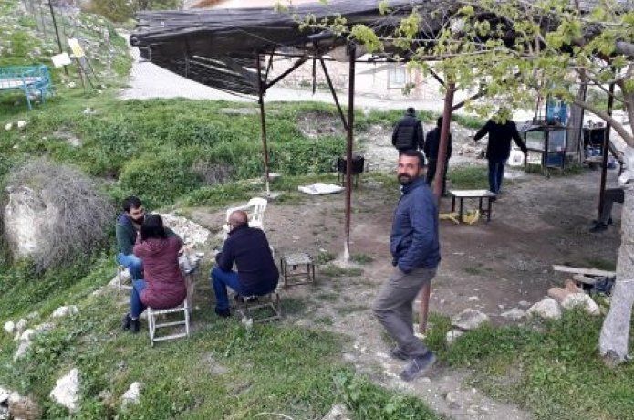Çöplük alanı cafeye çevirdi