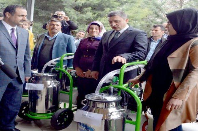 Çiftçilere süt sağım makinası dağıtıldı