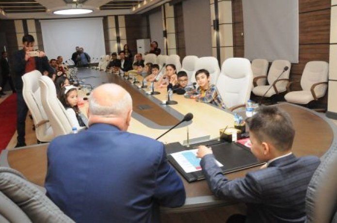 Üniversitede çocuk senatosu