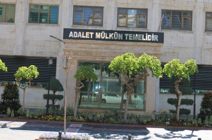 Belediye binasına asıldı