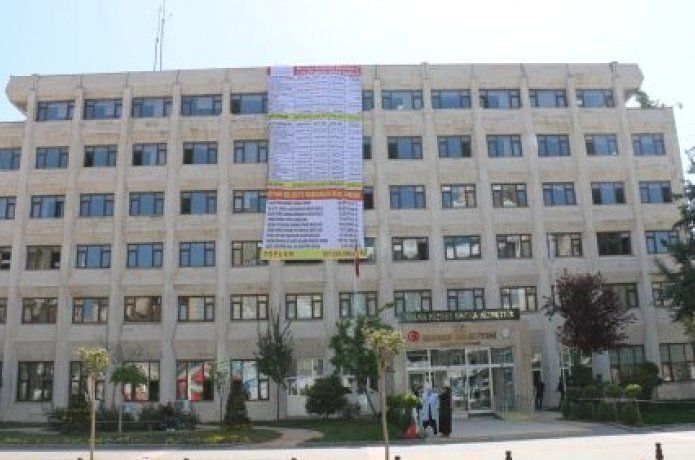 Gelir gider tablosu belediyeye asıldı