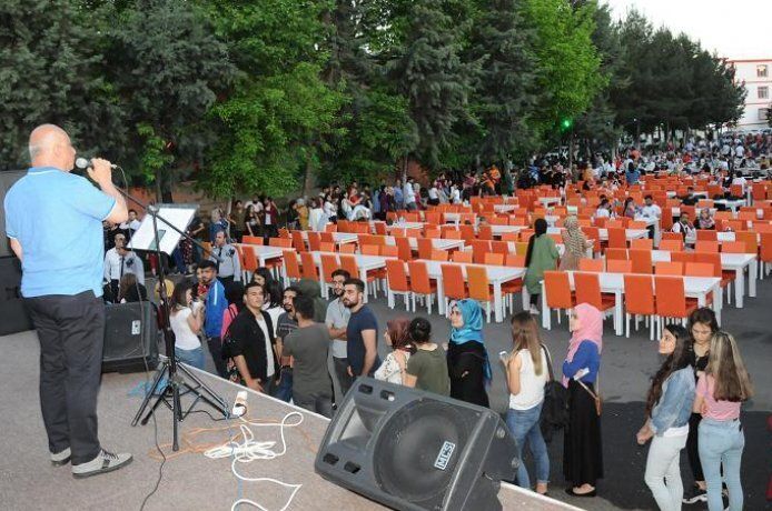 Batman Üniversitesi’nden öğrencilere iftar yemeği