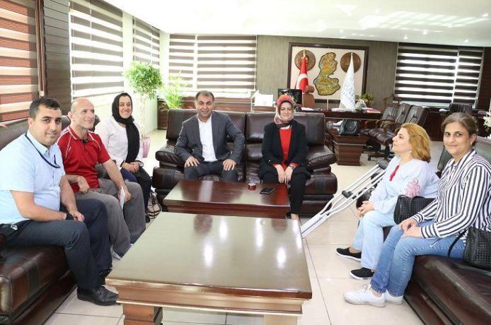 Engelli personeli makamlarında ağırladılar