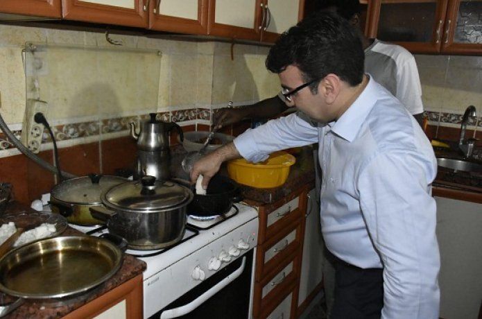 Başkan Gür, öğrencilere yemek yaptı