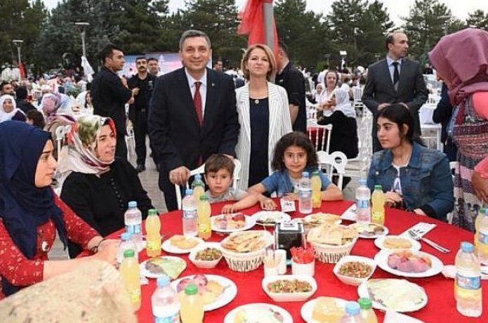 Şehit Aileleri ve Gaziler onuruna iftar yemeği verildi