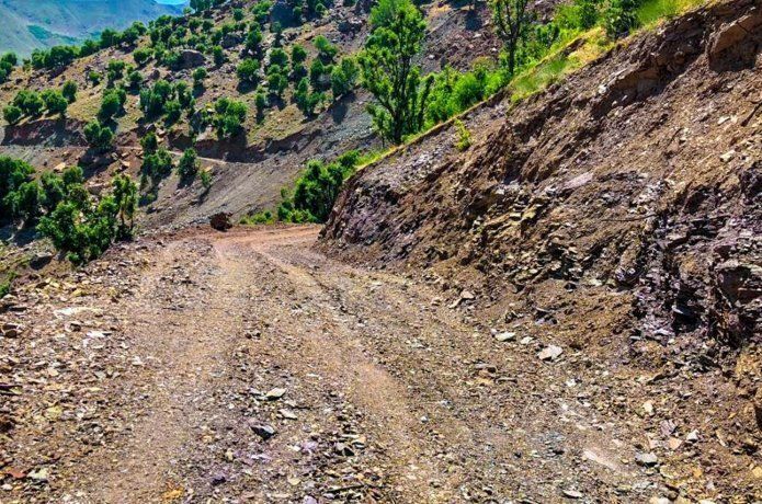 Bozulan yolun yerine yeni yol yapıldı