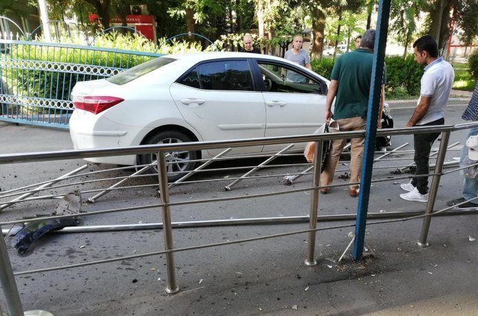 Otomobil üniversite bahçesinin demir kapısını yıktı