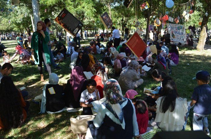 Parkta kitap okuma farkındalığı
