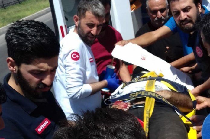 Park halindeki minibüse çarpan motosikletli ağır yaralandı