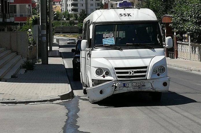 Batman'da bir otomobil ile hat minibüsü çarpıştı
