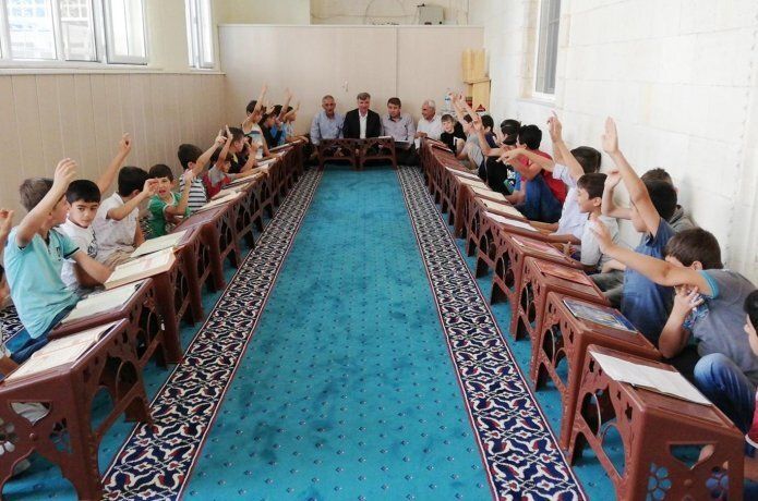 Kur'an kursu öğrencilerine saat hediye edildi