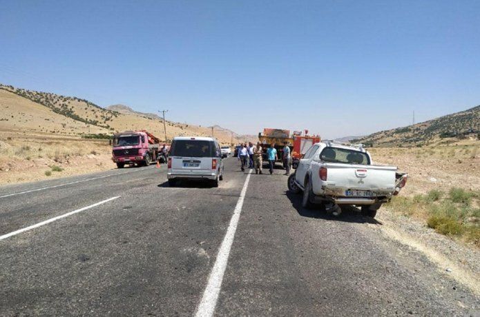 Takla atan araçtan yara almadan kurtuldu