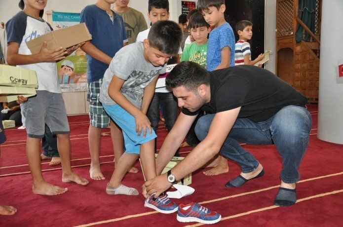 Kur’an öğrenen çocuklara ayakkabı yardımı