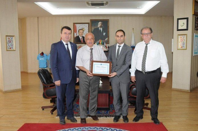 Batman Üniversitesi Rektörü personeli taltif etti