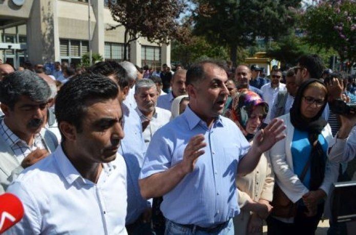 Belediye önünde kayyum protestosu