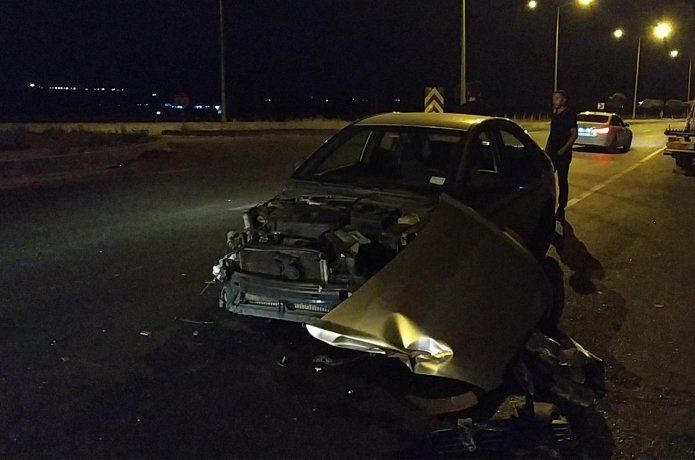 Otomobil TIR'a çarptı: 3 yaralı
