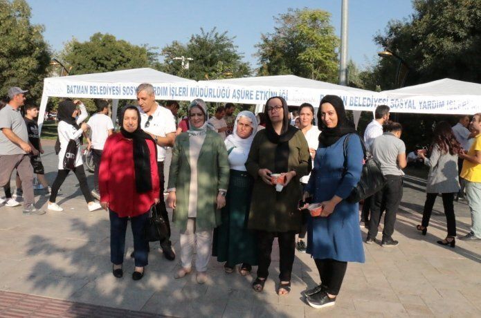 Belediyeden vatandaşlara aşure ikramı