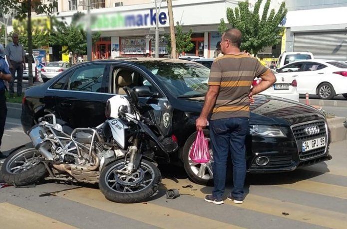 Motosikletli polis kaza geçirdi: Bir yaralı