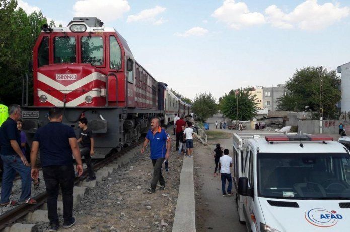 Trenin çarptığı işitme engelli hayatını kaybetti