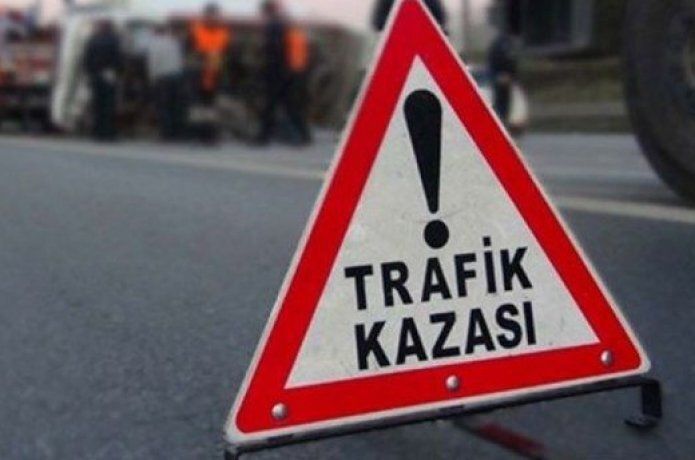 Otomobil elektrik direğine çarptı: Bir yaralı