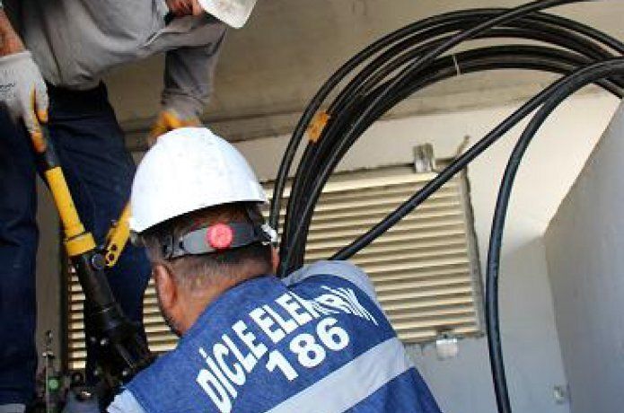 Elektrik trafolarına dadandılar