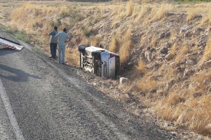 Şarampole devrilen araçtan yara almadan kurtuldu