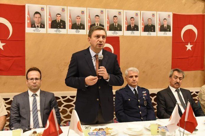 Vali Şahin: Bayrak inmeyecek