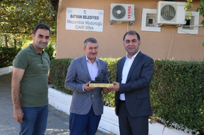 Eş başkanlar başarıyı plaketle ödüllendirdi