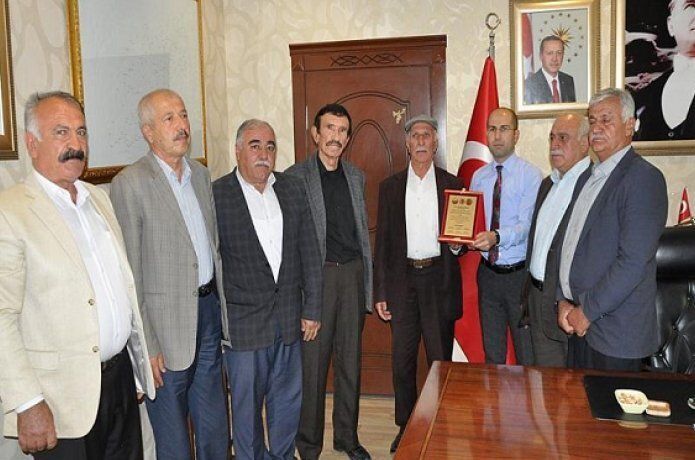 Kaymakam Özadalı'ya plaket verildi