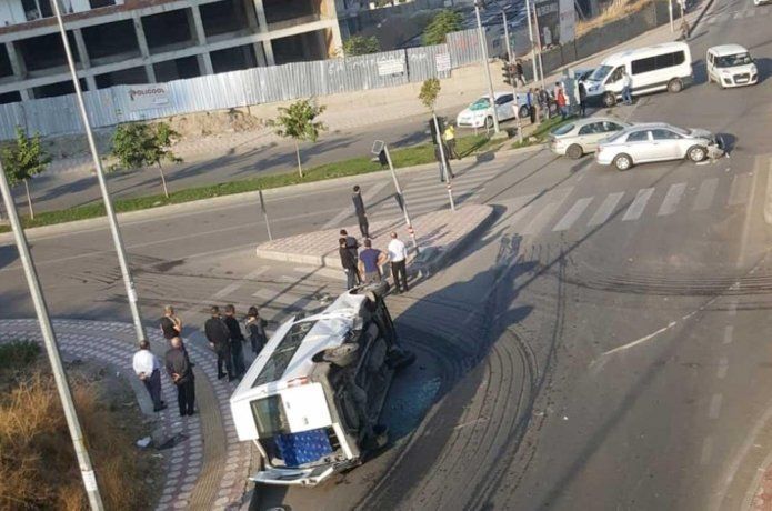 Minibüs ile otomobil çarpıştı: 2 yaralı