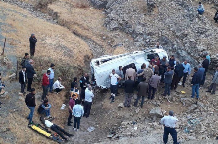 İşçileri taşıyan minibüs şarampole yuvarlandı: Bir ölü 7 ağır yaralı
