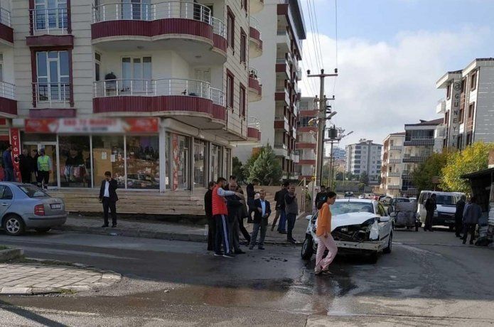 Kazaya karışan kamyonet markete girerek durabildi