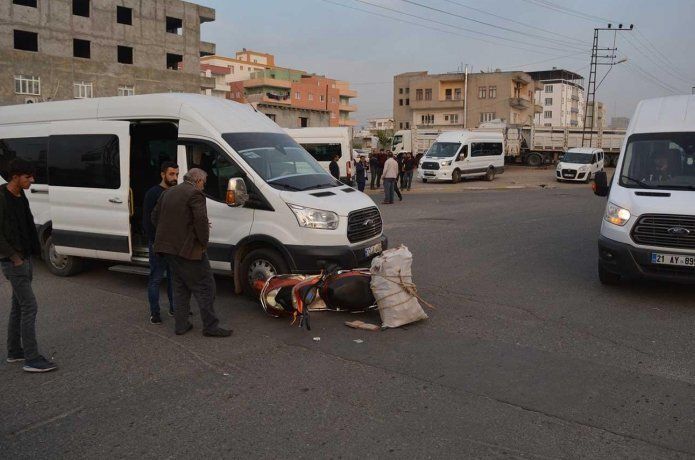 Öğrenci servisi ile motosiklet çarpıştı: Bir yaralı