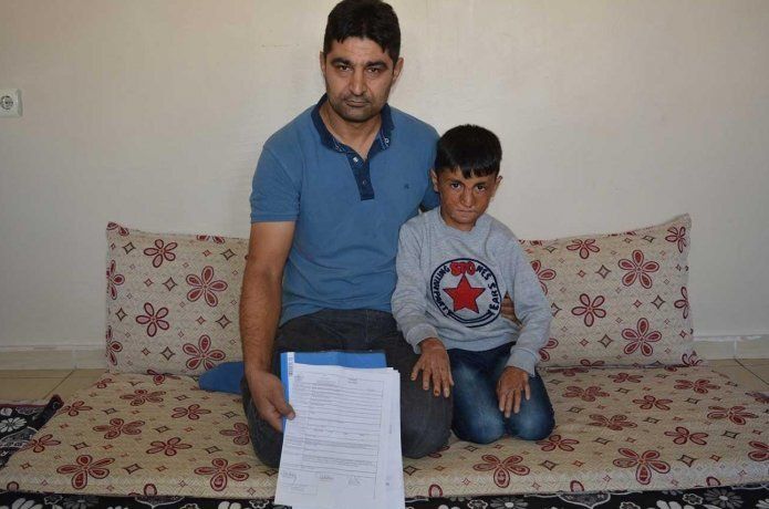 Yüzü ve elleri yanan küçük çocuk yardım bekliyor