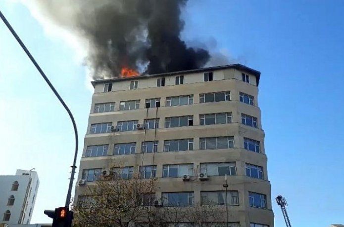 İş merkezinin çatısı cayır cayır yandı