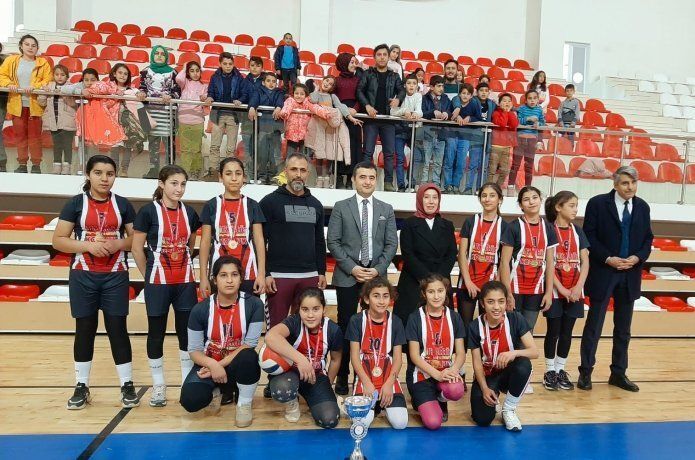 Batman’da Yıldız Kızlar voleybol turnuvasında köy okulu şampiyon oldu