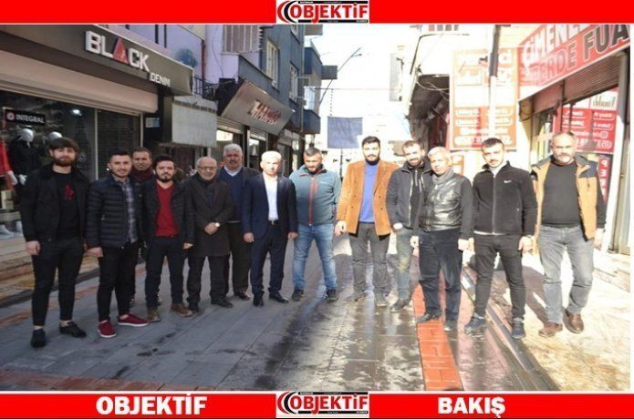 Kaplan şemsiye sokakta