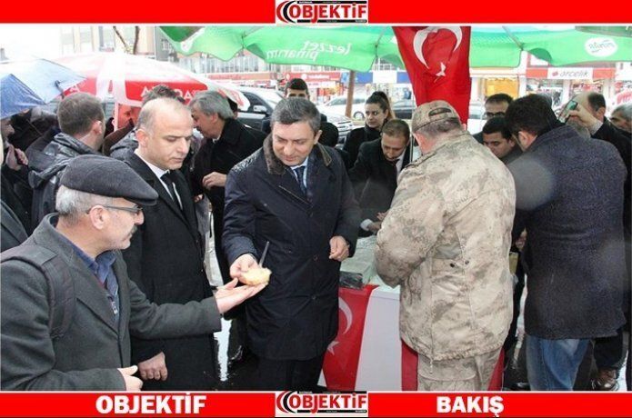 Şehitler için helva dağıtıldı