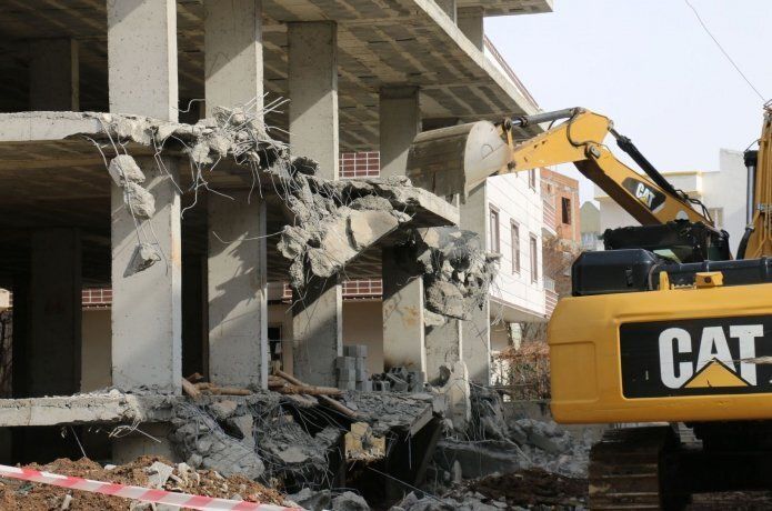 Kaçak bina yıkıldı