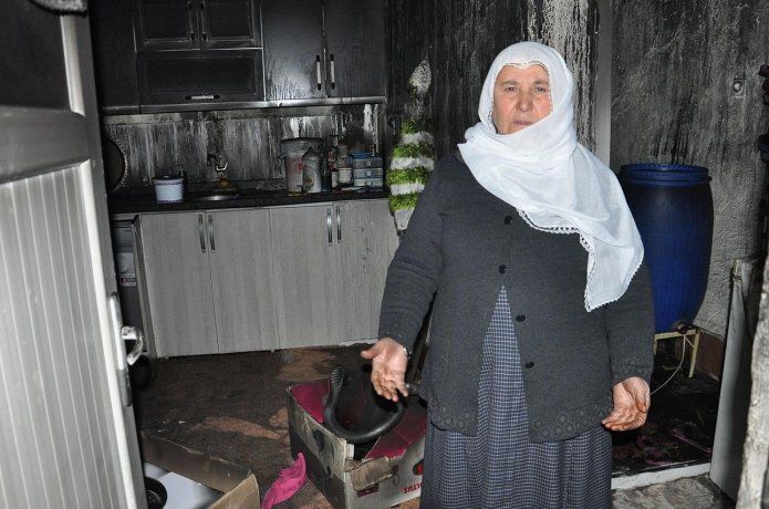 Evleri yanan Batmanlı aile sokakta kaldı