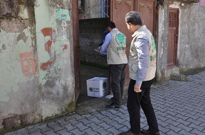 Umut Kervanı, ihtiyaç sahiplerine giyim ve gıda yardımında bulundu