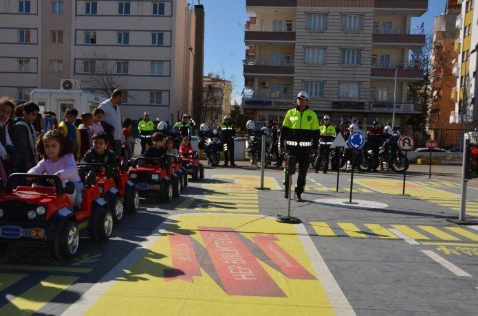 Öğrencilere uygulamalı trafik eğitimi verildi
